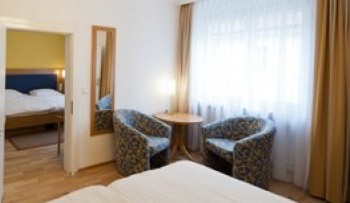 Zimmer mit Verbindungstüre