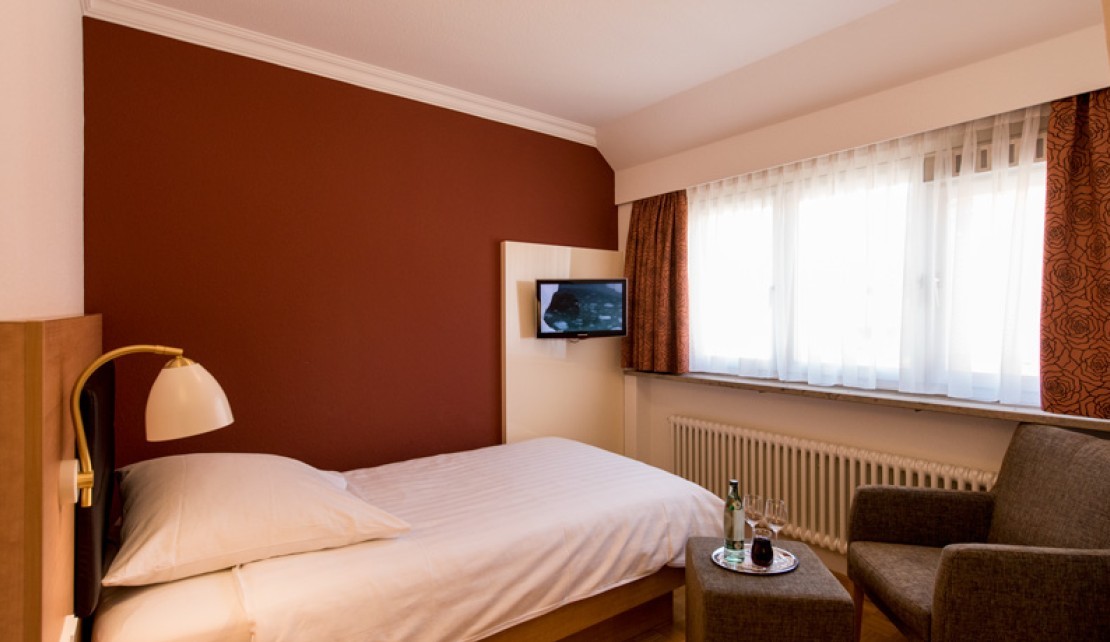 Zimmer mit Frühstück im Hotel Ochsen in Überlingen am Bodensee mit Einzelzimmern und Zweibettzimmern für Geschäftsreise mit Hotelreservierung oder Kurztrip an den Bodensee.